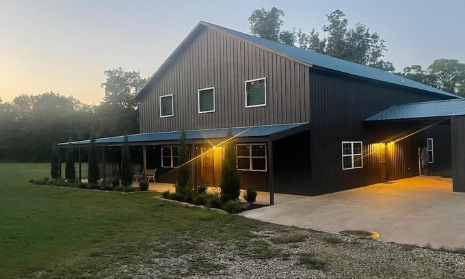 Cleveland County House | Charming Rustic/Modern Barndominium with HotTub near MW City, Tinker AFB, and OU