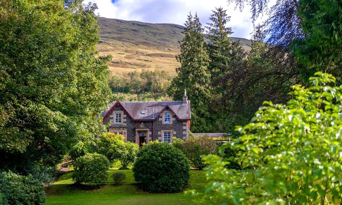Arrochar Cottage | Mansefield House - a cottage that sleeps 10 guests in 5 bedrooms