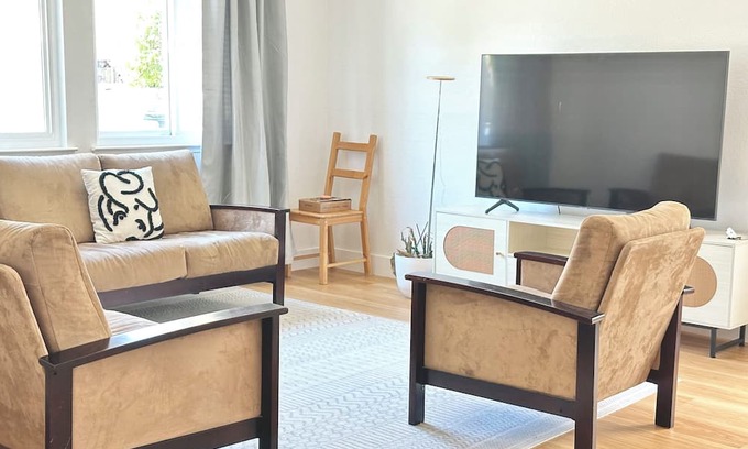 Elk Grove House | Modern and Cozy 4 Bedroom near shops & restaurants