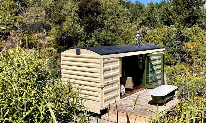 Closeburn Cabin | The Box Car (Outdoor Private Bath)