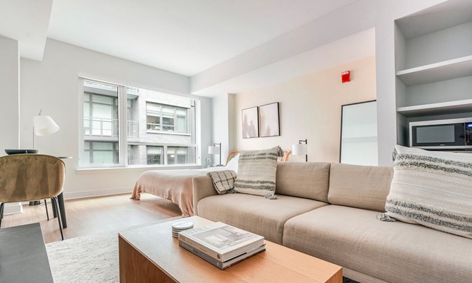 Mount Vernon Triangle Apartment | Blueground | Mount Vernon Triangle, pool, nr National Gallery of Art