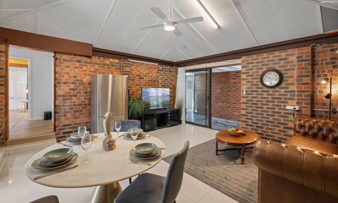 Robertson Apartment | Modern 3-Bedroom Stay | Walk to Shops & Dining