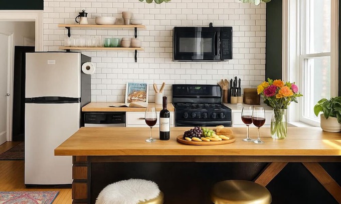 Washington Square West Apartment | 5 Beds 1 King 4 Queen-Size Beds Beautiful Spacious 1 Bedroom 1 Bath Apartment