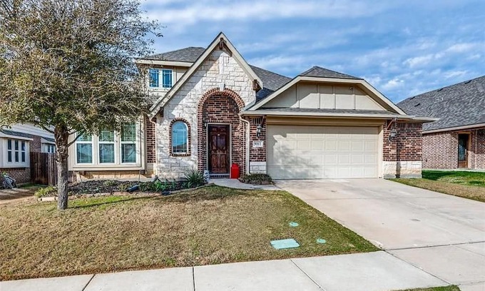 Little Elm House | Charming 4-bedroom house with Greenbelt views in Oak Point