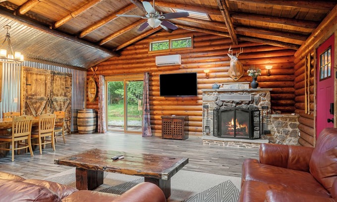 Kabletown Cabin | Forest Log Cabin Dogs Friendly 3bd/2b