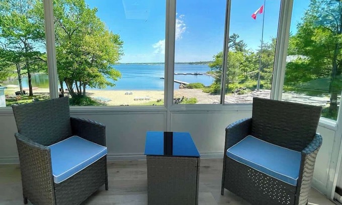 Carling Cottage | Georgian Bay 3-bdrm lakefront Main House