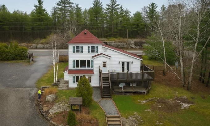 Gravenhurst House | Muskoka Lakeside Retreat - 4-Bedroom House with Beach Access