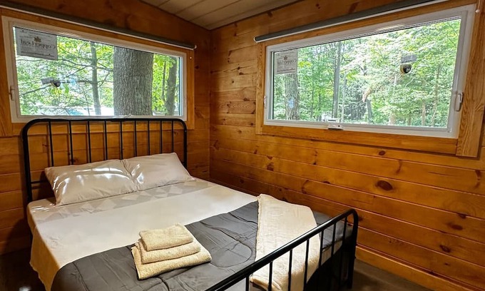 Parry Sound House | Unique 1-Bedroom Eco Log Cabin in Parry Sound #105