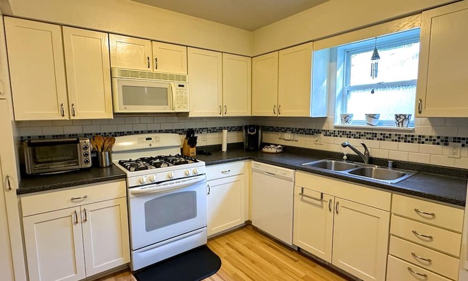 Madison Condo | Cozy Retreat in the Heart of Madison