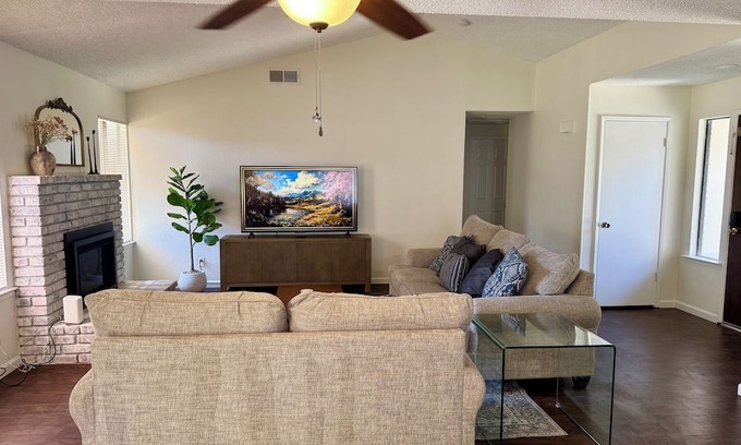 Fresno House | Bright & Airy Family Retreat 3 bedroom 2 bathroom