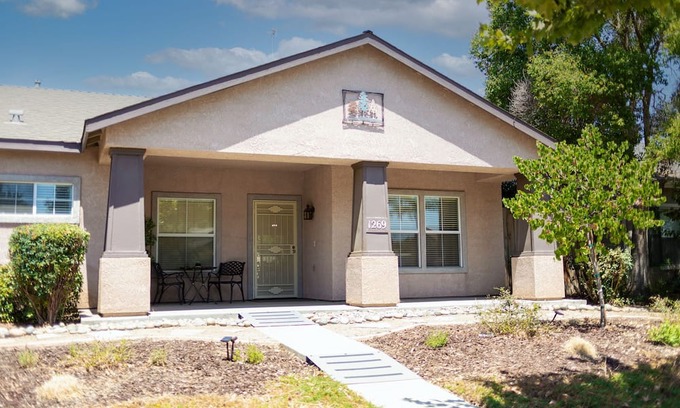 Exeter House | Charming 3-bedroom house in pleasant Exeter. Near the Sequoias.