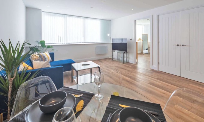 Gravesend Apartment | Contemporary & Bright 1 Bed Apartment in Gravesend