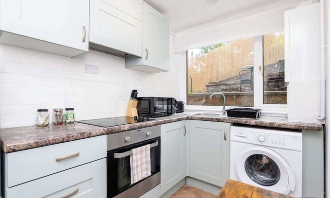Annan House | 2 Bedroom House - Free Parking