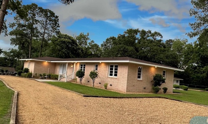 Summit House | Charming 3-bedroom 4 bathroom house in town, safe, close to everything!