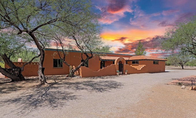 Tubac House | Country club living with private pool and hot tub.