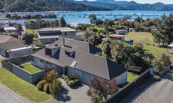 Waikawa Bay House | Coastal Sound - Waikawa Holiday Home