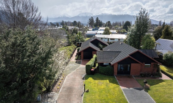Te Anau House | Matai by the Lake - Te Anau