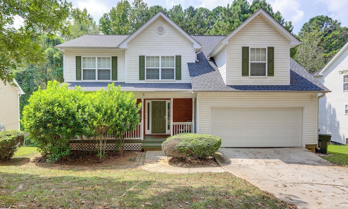 Snellville House | Pet-Friendly Home w/Pool Access in Snellville!