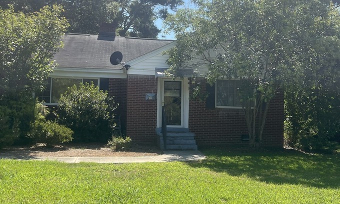 Greenwood House | Charming 2-bedroom house in Greenwood within a block of Hospital and Hospice