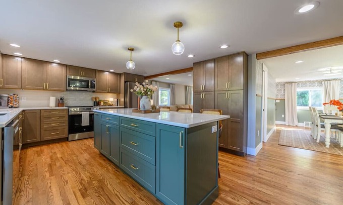 Alpena House | Newly Built|Riverfront|Kayaks|Hot tub|King|AC