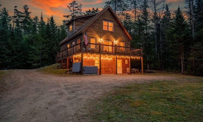 Sunday River Area Ski Chalet | Lovely 3-bedroom chalet in Bethel with hot tub