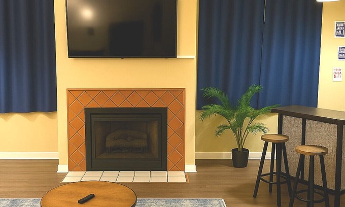 Downtown Cleveland Apartment | King Suite Playhouse SQ: DT, RockHall, CSU, Clinic