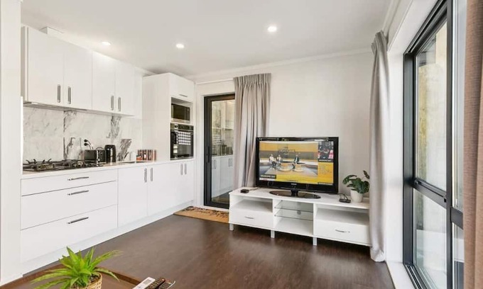 Upper Hutt Apartment | Modern 1BR Flat, Private Entry, Full Kitchen-30 minutes' drive to Wellington CBD