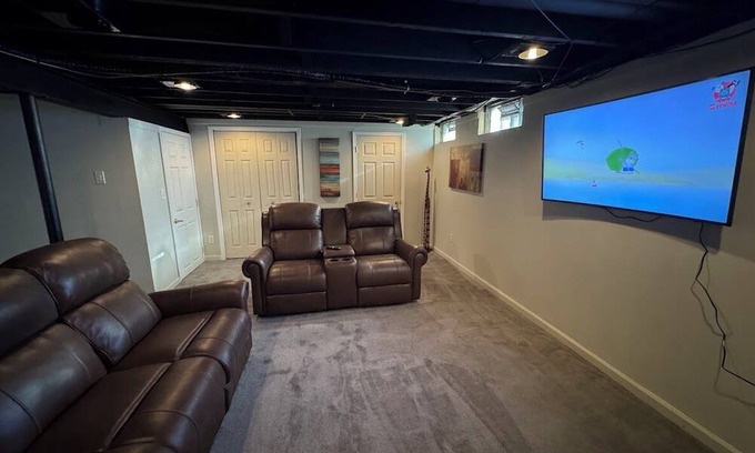 Southfield Condo | Suburban Retreat: 15 Mins to Downtown Detroit