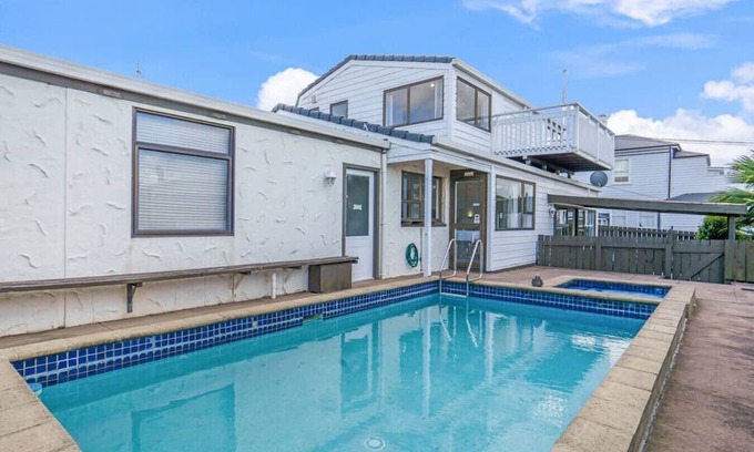 Parnell Apartment | Parnell Home with Pool, Parking and Rangitoto View