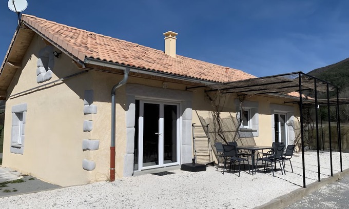 Le Saix House | Holiday Home 'La Grange Des Pépinières' with Mountain View and Wi-Fi