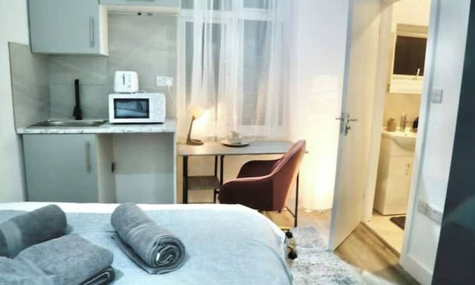 Hendon Apartment | *Beautiful Modern Studio Flat; Professional Market