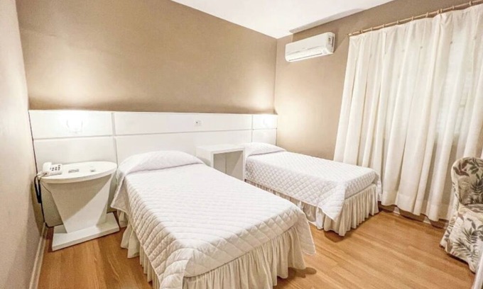 Jaguariaiva Hotel | Relaxing Double Twin Room Close to Waterfall Hikes and Majestic Canyon Formation