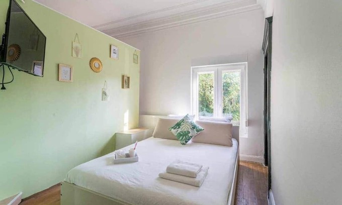 Woippy Bed & Breakfast | Chambre 30m² - Salon privé - 2TV - Wifi - 120m²
