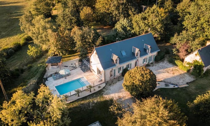 Soucelles House | Gîte 'Gîte de Caractère for 13 People' with Private Pool, Wi-Fi, and Air Conditioning