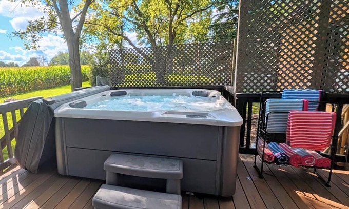 Clay County House | Hot Tub Hideaway