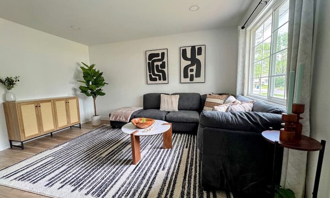 Gahanna House | 3BR SFH made for easy comfy stays