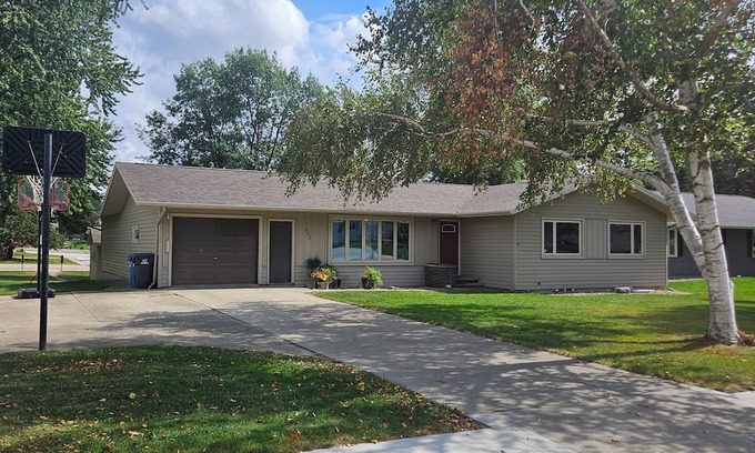 Sioux Center House | Elegant 5-bedroom house in Sioux Center near Dordt University and downtown.