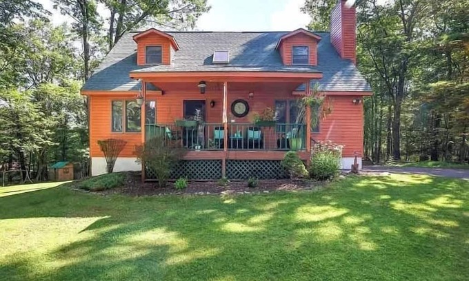 Tafton House | Charming Getaway | Minutes from Lake Wallenpaupack