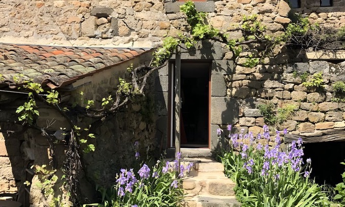 Saint-Barthelemy-Grozon House | Holiday Home 'La Treille' with Mountain View and Wi-Fi
