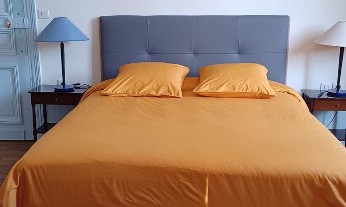 Hinacourt Bed & Breakfast | Guest room on 1st floor of château