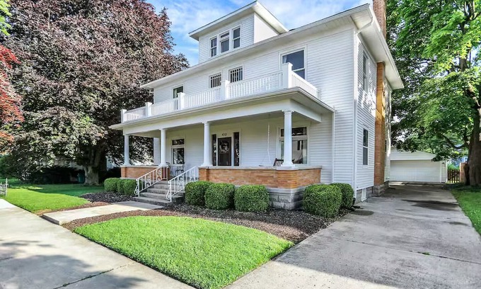 Lebanon House | Huge 4 Bedroom Home in Lebanon: 30 min to Indy and Grand Park, Sleeps 14