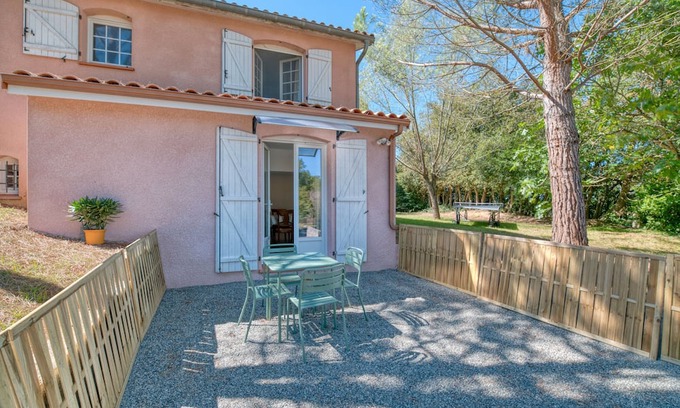 Maurens House | Toit Pour Vous - Relaxing Getaway in the Village with Garden and Pool