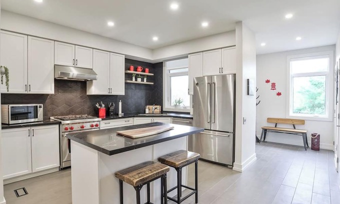 Gravenhurst House | Luxury End-Unit Townhome in Muskoka Bay Resort