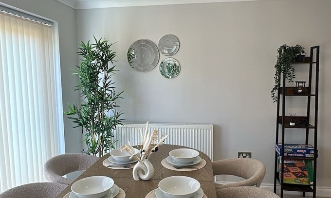 Seisdon House | 3-Bed Home | Parking | Garden | Near NEC & Station