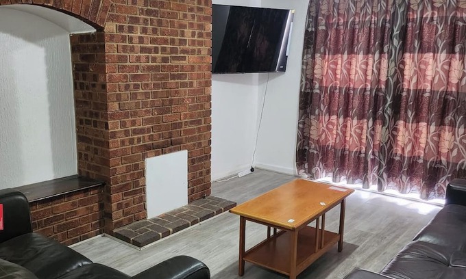 Goresbrook House | Cosy Dagenham Retreat for family