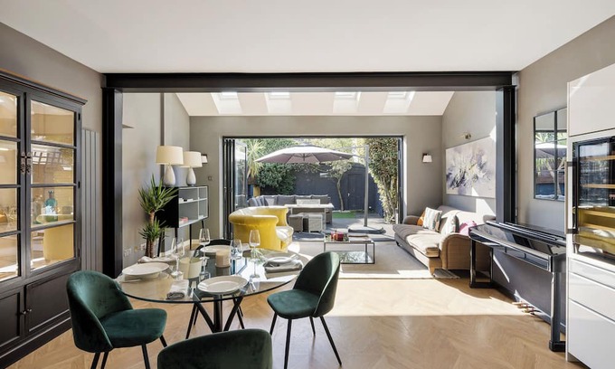 Boleyn House | Contemporary 3 bedroom house with garden