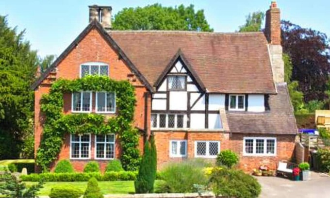 Denstone House | Grade 2* listed 6 Bedroom Manor House, Derbyshire Dales.