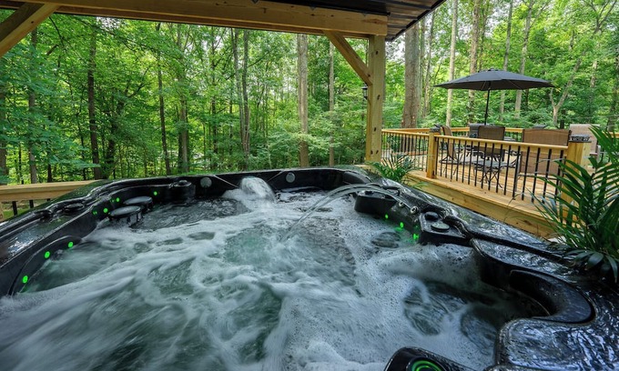 Nashport House | Tranquil 3-bedroom house with hot tub and patio in Nashport