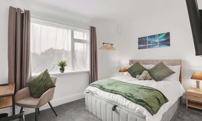 Durham House | 3 Bedroom House with Free Parking