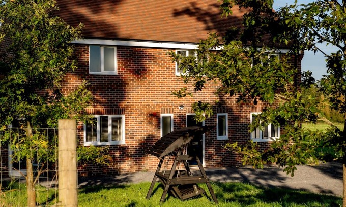 Blandford Forum Apartment | HAMBLEDON HILL COTTAGE - UNIQUE STAY | SLEEPS 6 | PETS ALLOWED | HOT TUB | BBQ | PATIO | WI-FI